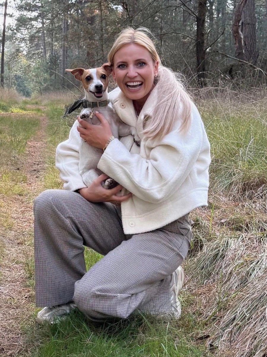Poppe met haar Jack Russell Donna in het bos